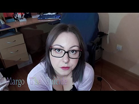 ❤️ 戴眼鏡的性感女孩在鏡頭前深吸假陽具 ☑ 硬色情 在我們 ❤